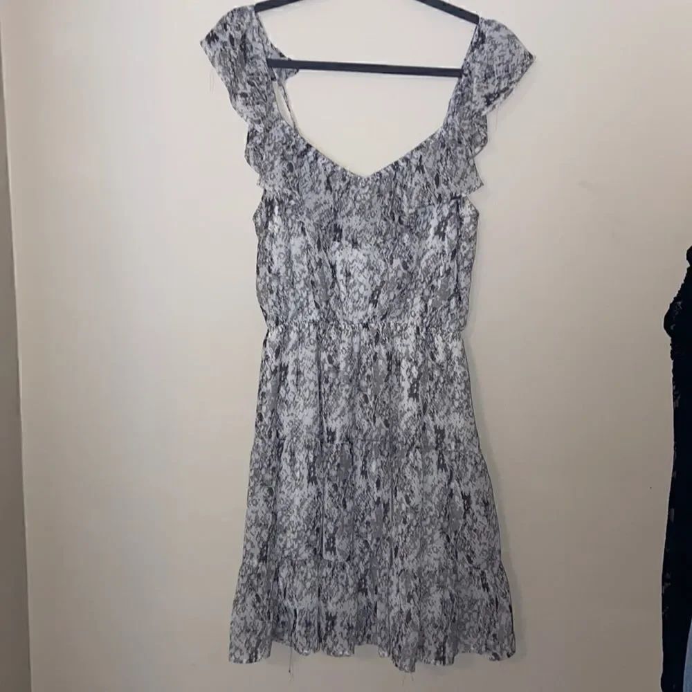 entroโGreyโFlowyย DressโSize:โ
Large